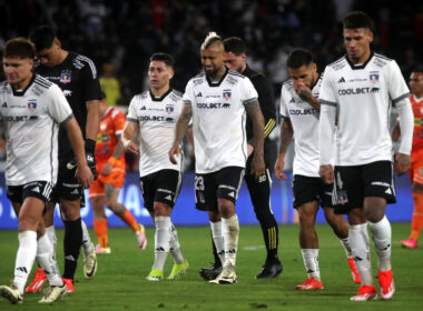 Futbolistas de Colo-Colo se retiran de la cancha principal del Estadio Monumental muy cabizbajos y tristes tras caer por 0-2 ante Cobreloa por la octava fecha del Campeonato Nacional 2024.