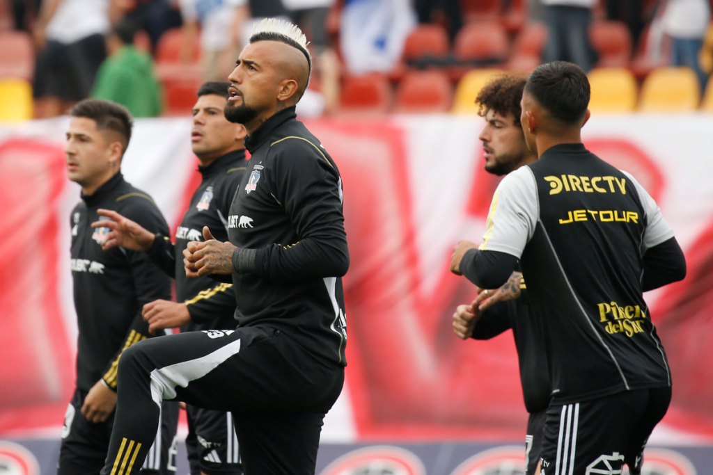 Futbolistas de Colo-Colo, liderados por Arturo Vidal, realizan trabajos de calentamiento justo antes de enfrentar a Universidad Católica por el Campeonato Nacional 2024.