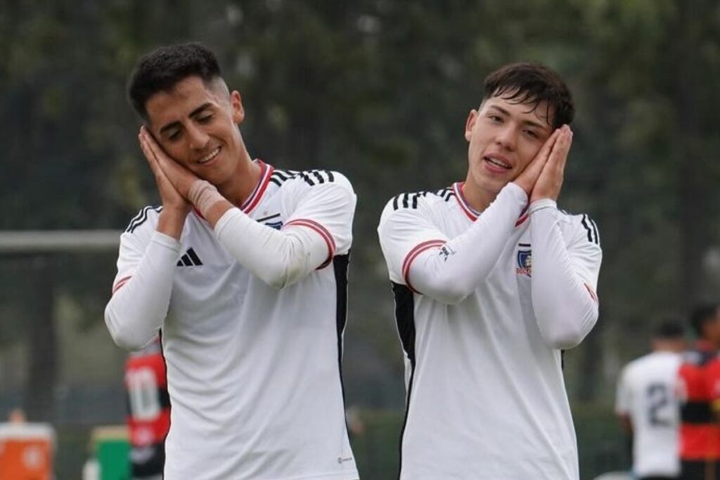 Primer plano a Diego Plaza y Leandro Hernández celebrando un gol con la categoría de Proyección