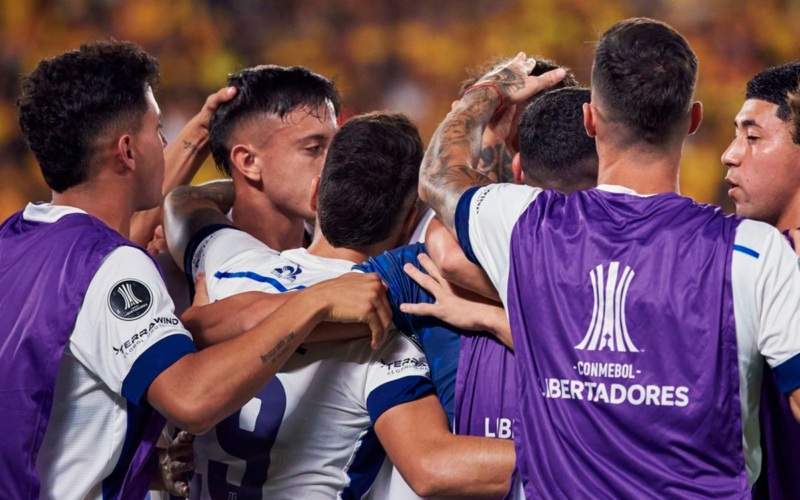 Futbolistas de Talleres de Córdoba se abrazan y celebran un gol en pleno partido por la Copa Libertadores 2024.