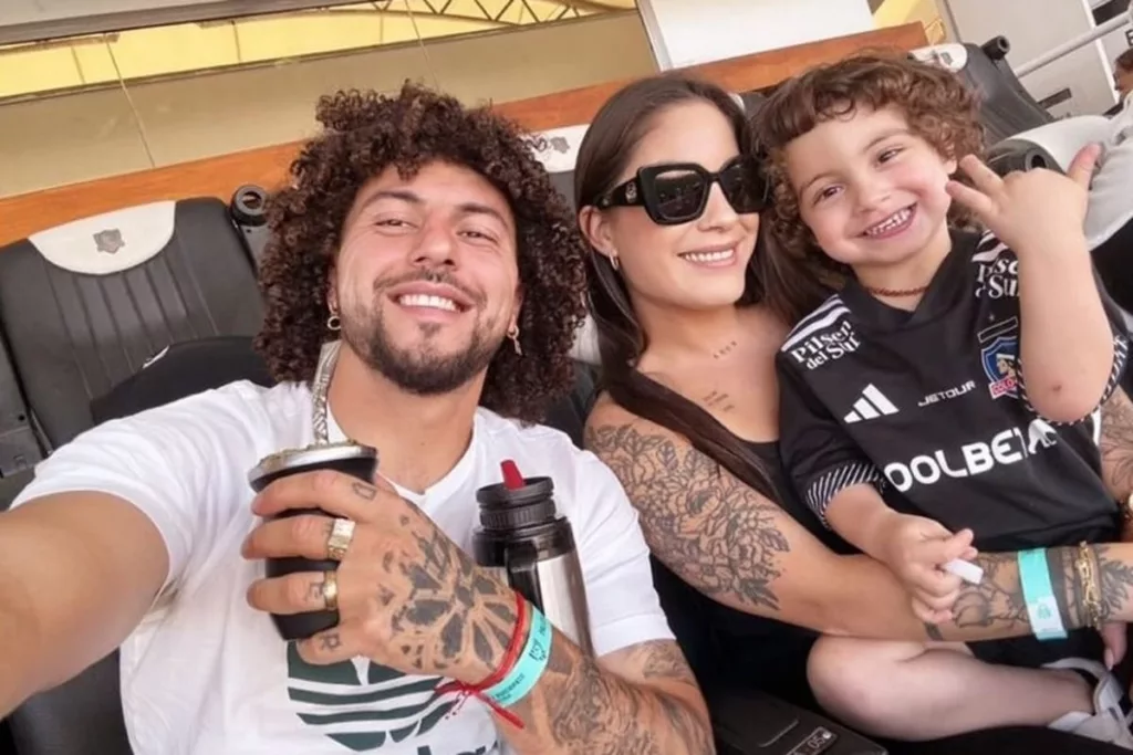 Domingo, Maximiliano Falcón y Florencia Pouso sonriendo en una selfie en el Estadio Monumental.