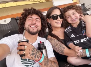 Domingo, Maximiliano Falcón y Florencia Pouso sonriendo en una selfie en el Estadio Monumental.