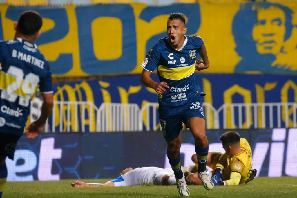 Primer plano a Rodrigo Contreras celebrando un gol con la camiseta de Everton de Viña del Mar.