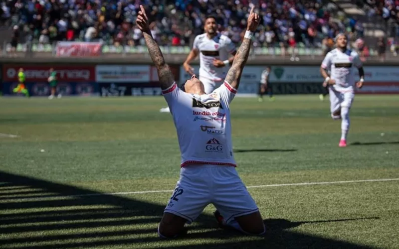 Bryan Soto celebrando un gol con la camiseta de Deportes Copiapó