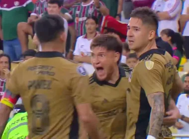 Guillermo Paiva junto a Leonardo Gil y Esteban Pavez celebrando el gol de Colo-Colo.
