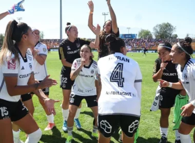 Colo-Colo Femenino celebrando el triunfo vs Universidad de Chile.