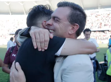 Pablo Guede abrazado con Gabriel Suazo, celebrando el título de campeón del Torneo de Transición 2017.