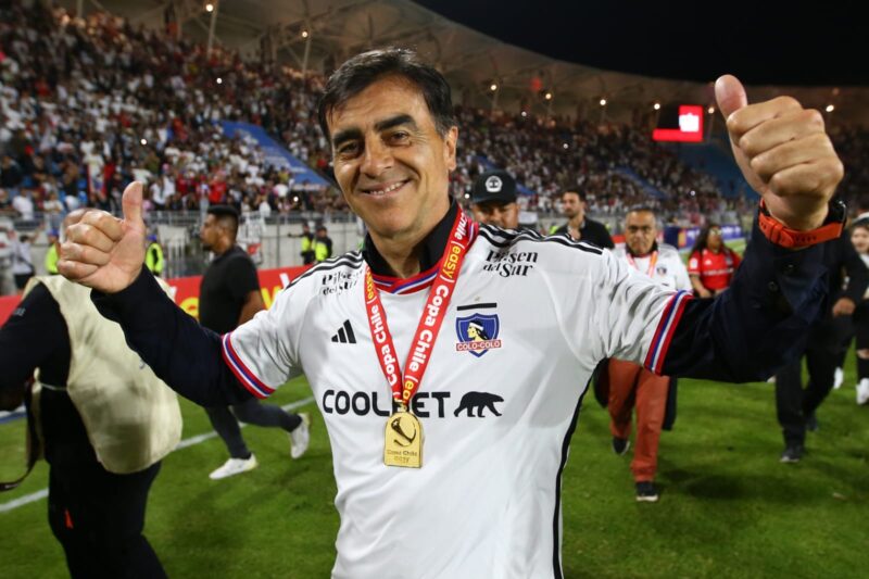 Primer plano a Gustavo Quinteros con camiseta de Colo-Colo celebrando el título de Copa Chile 2023.
