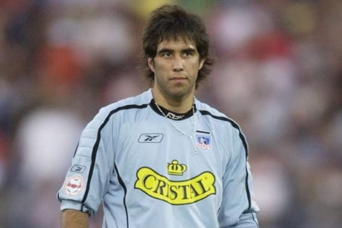 Primer plano a Claudio Bravo con la camiseta de Colo-Colo.