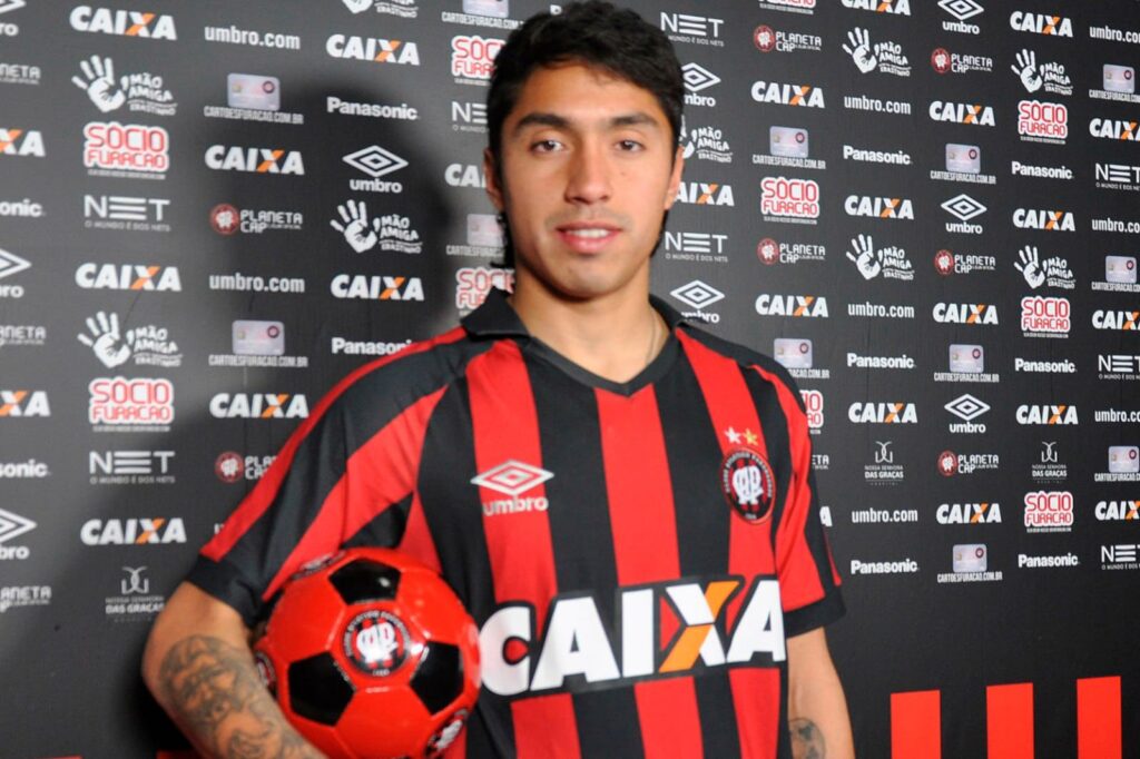 Primer plano a Luciano Cabral con camiseta de Athletico Paranaense.