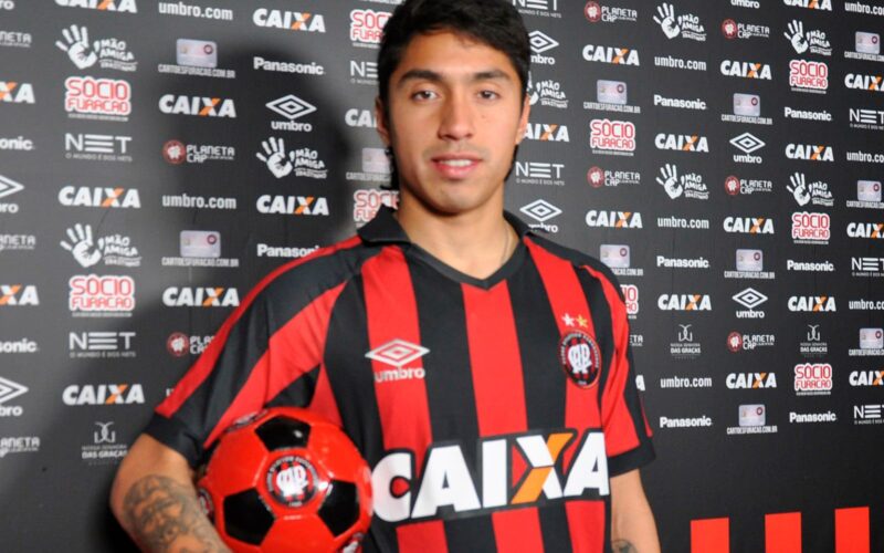 Primer plano a Luciano Cabral con camiseta de Athletico Paranaense.