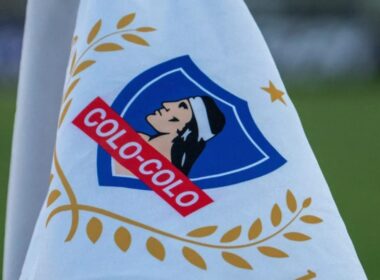 Banderín de córner de Colo-Colo en el Estadio Monumental.