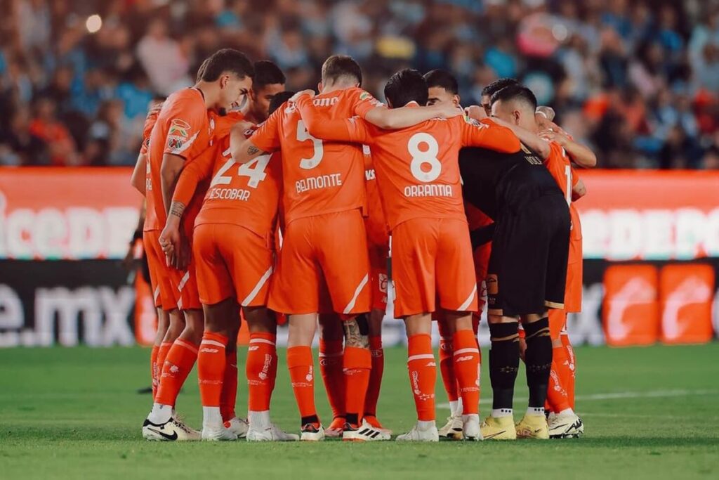 Plantel de Toluca reunido antes de un partido.