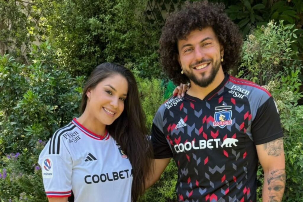 Primer plano a Maximiliano Falcón y Florencia Pouso con camiseta de Colo-Colo.