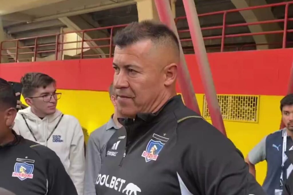 Jorge Almirón en el ingreso al Estadio Santa Laura.