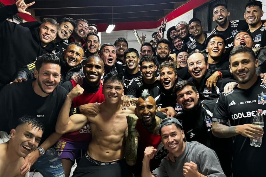 Plantel de Colo-Colo celebrando el triunfo sobre la UC.