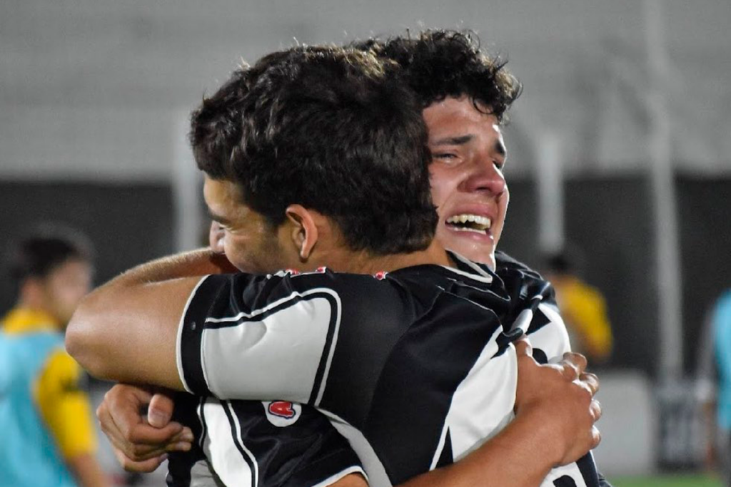 Bautista Giannoni abraza a un compañero de Club Atlético Liniers en plena celebración durante la temporada 2022.