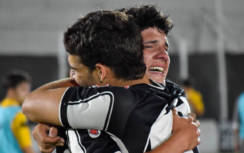 Bautista Giannoni abraza a un compañero de Club Atlético Liniers en plena celebración durante la temporada 2022.