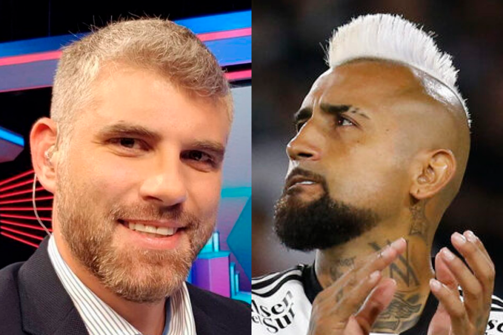 Primer plano al rostro sonriente del periodista deportivo, Manuel de Tezanos, mientras que a la derecha aparece Arturo Vidal bastante pensativo y mirando hacia el sector izquierdo en pleno partido con Colo-Colo durante la temporada 2024.