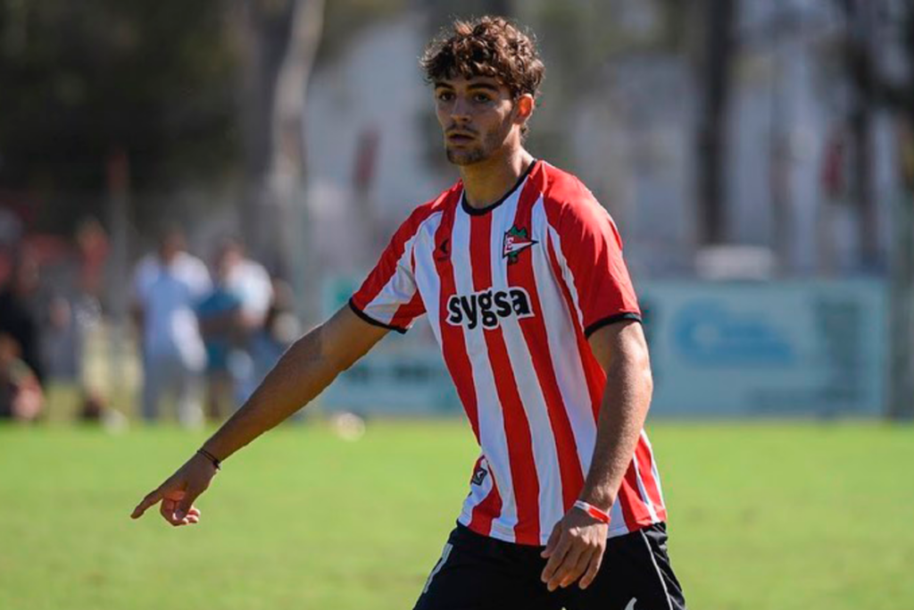 Bautista Giannoni defendiendo la camiseta de las reservas de Estudiantes de La Plata durante la temporada 2023.