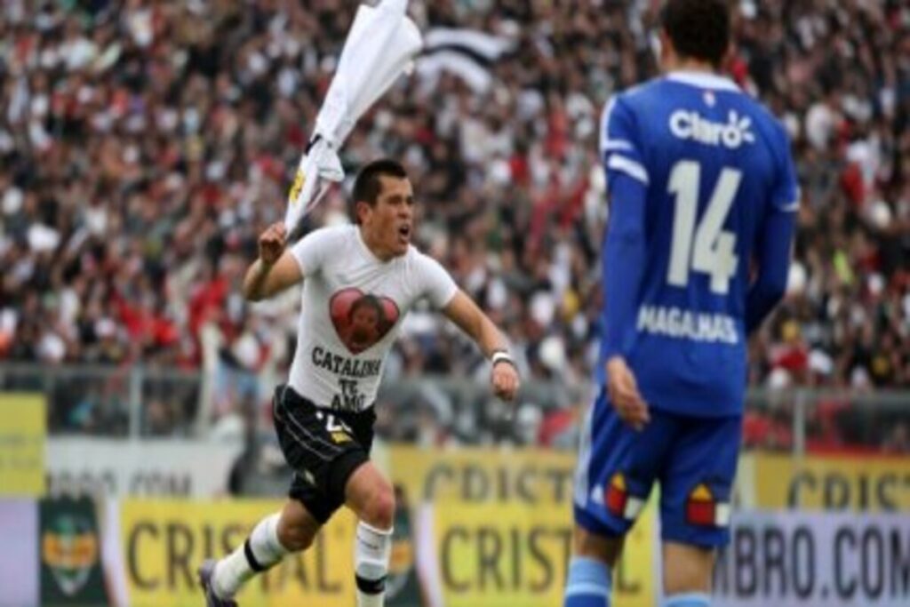Primer plano a Carlos Muñoz celebrando su gol contra Universidad de Chile.