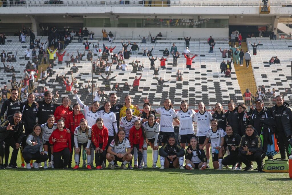 Plantel de Colo-Colo Femenino posando junto a los hinchas en el Estadio Monumental.