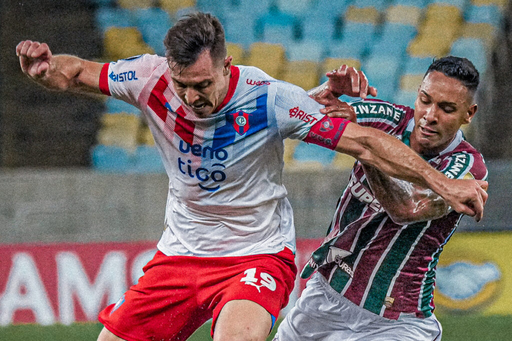 Jugadores de Cerro Porteño y Fluminense disputando un balón.