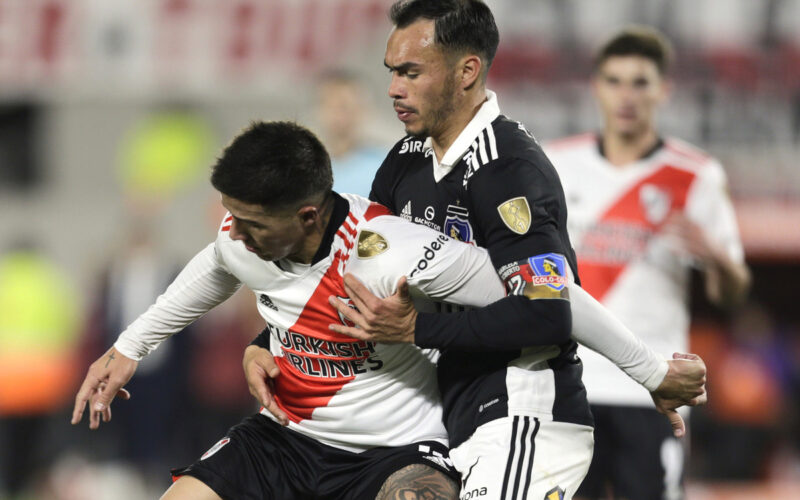 Gabriel Suazo disputando un balón con un Agustín Palavecino en duelo de River Plate y Colo-Colo.
