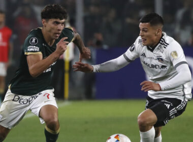 Jugador de Colo-Colo y Alianza Lima disputando un balón.