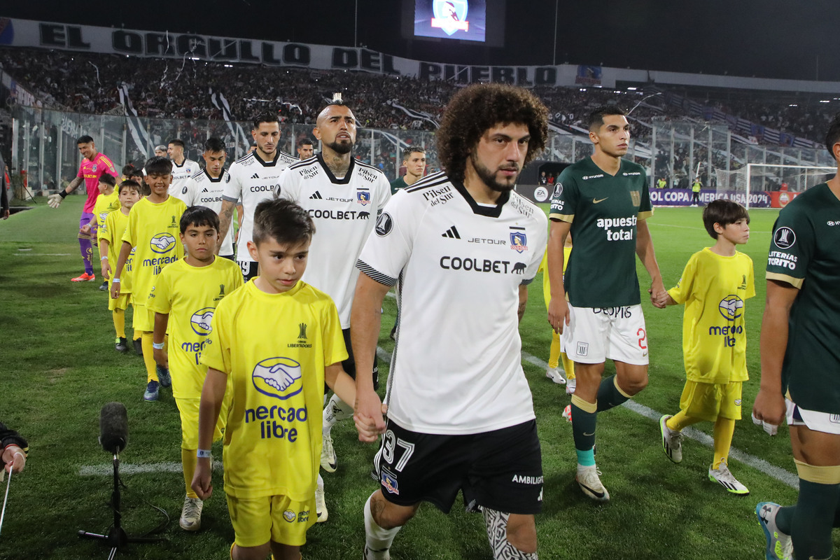 Jugadores de Colo-Colo saliendo a la cancha del Estadio Monumental.