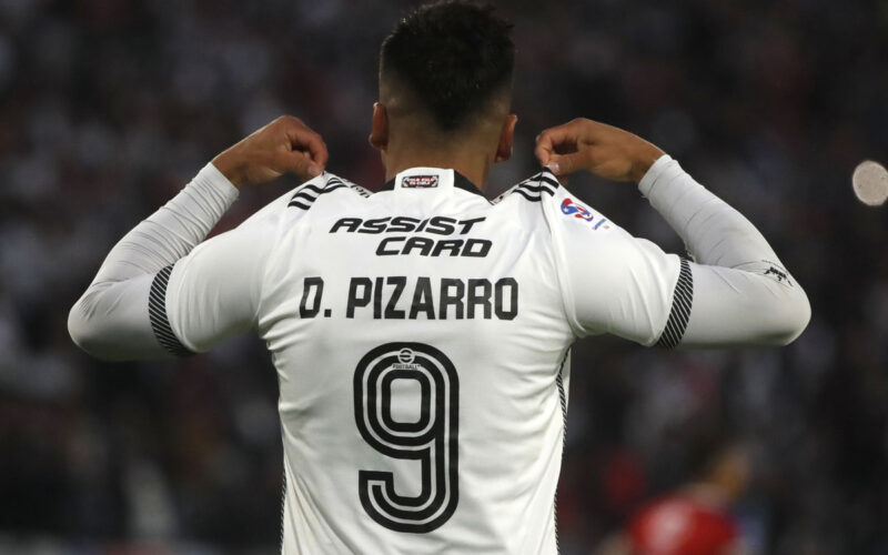 Damián Pizarro mostrando la camiseta de Colo-Colo con su apellido y su número.