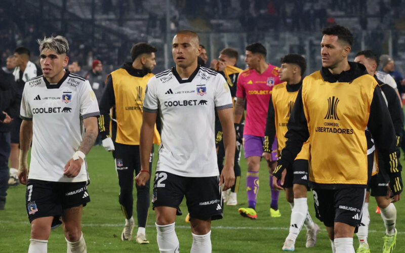 Jugadores de Colo-Colo retirándose de la cancha del Estadio Monumental.