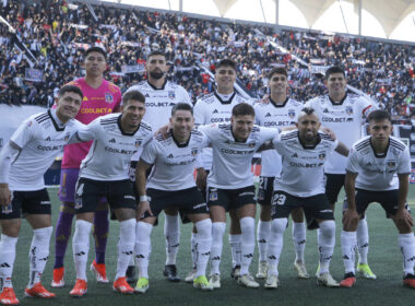 Jugadores de Colo-Colo posando para una foto.