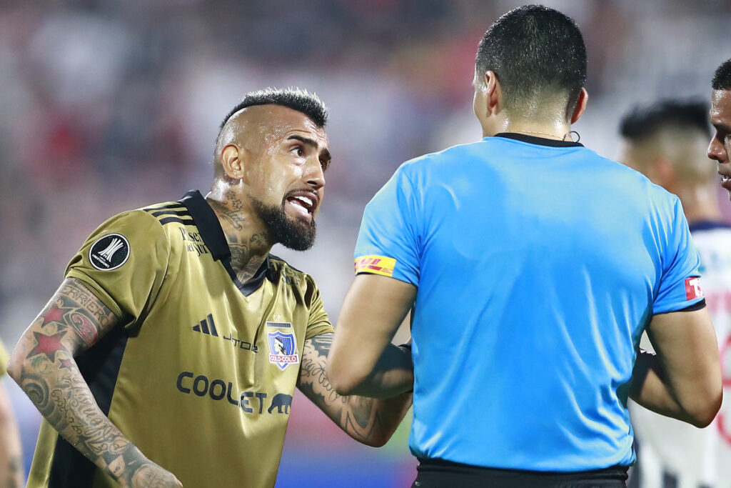 Arturo Vidal hablando con el árbitro durante el partido entre Alianza Lima y Colo-Colo por Copa Libertadores.