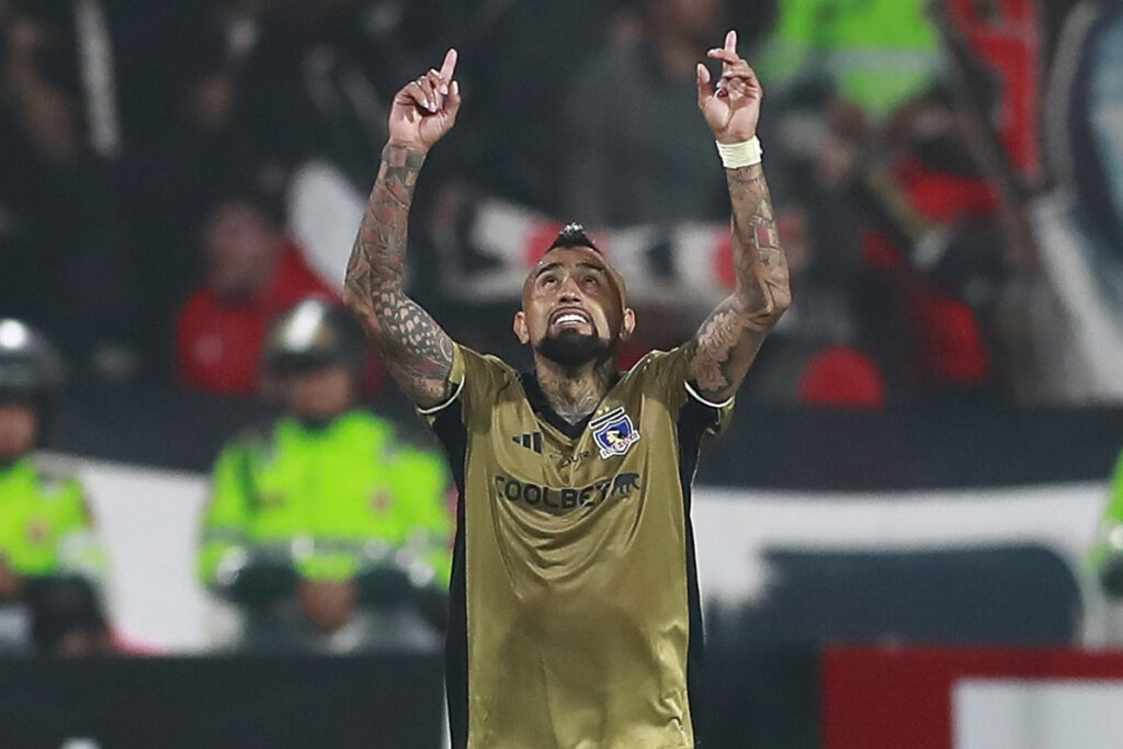 Arturo Vidal celebrando un gol con los brazos en alto.