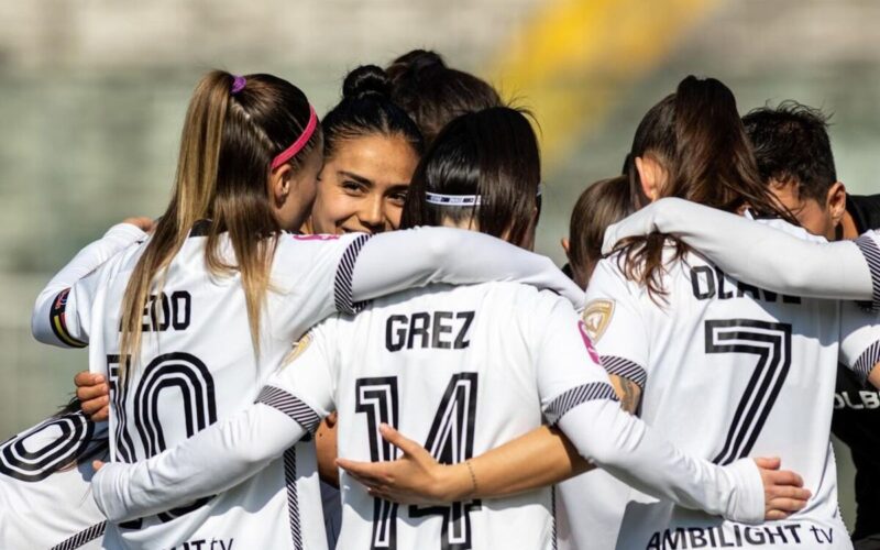 Jugadoras de Colo-Colo Femenino abrazadas celebrando un gol.