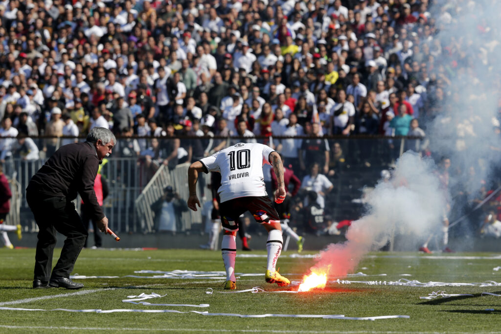 El jugador Jorge Valdivia apagando una bengala en el Superclásico Colo-Colo vs Universidad de Chile en 2018