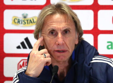 Primer plano al entrenador de La Roja Ricardo Gareca