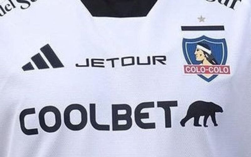 Primer plano a la camiseta de Colo-Colo 2024