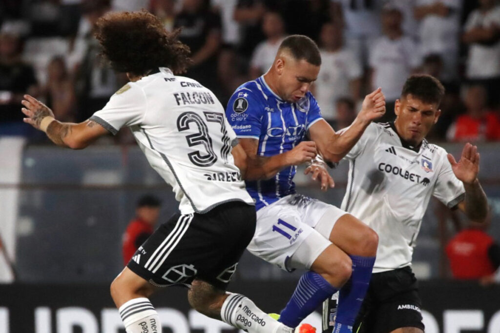 Maximiliano Falcón y Alan Saldivia en el partido contra Godoy Cruz por Copa Libertadores.