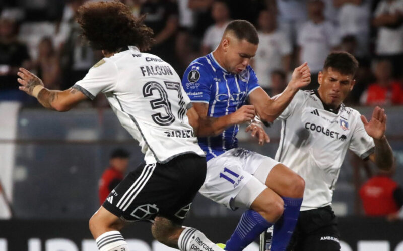 Maximiliano Falcón y Alan Saldivia en el partido contra Godoy Cruz por Copa Libertadores.