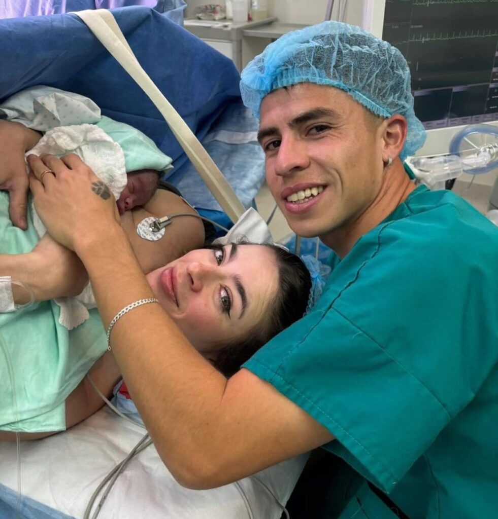 Matías Moya y Lali Saldivia anunciando el nacimiento de su hija, Renata.