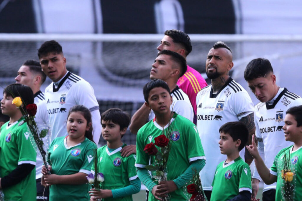 Jugadores titulares de Colo-Colo antes del duelo frente a Audax Italiano