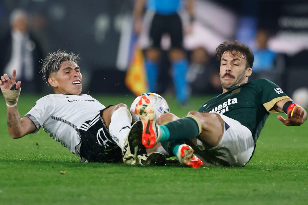 Carlos Palacios disputando un balón con Sebastián Rodríguez por Copa Libertadores