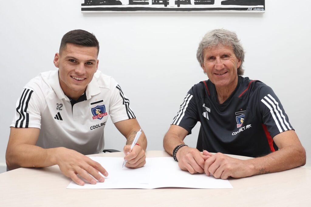 Lucas Cepeda y Daniel Morón firmando el contrato del jugador con Colo-Colo