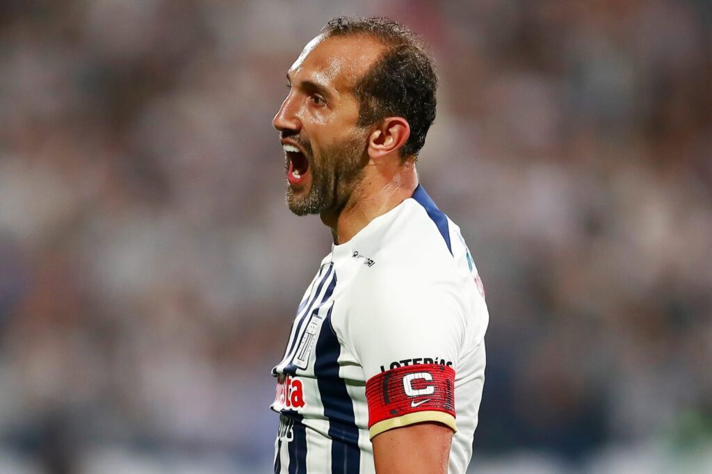 Primer plano a Hernán Barcos reclamando con camiseta de Alianza Lima.