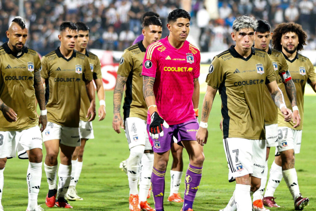 Jugadores de Colo-Colo tras terminar el primer tiempo frente a Alianza Lima