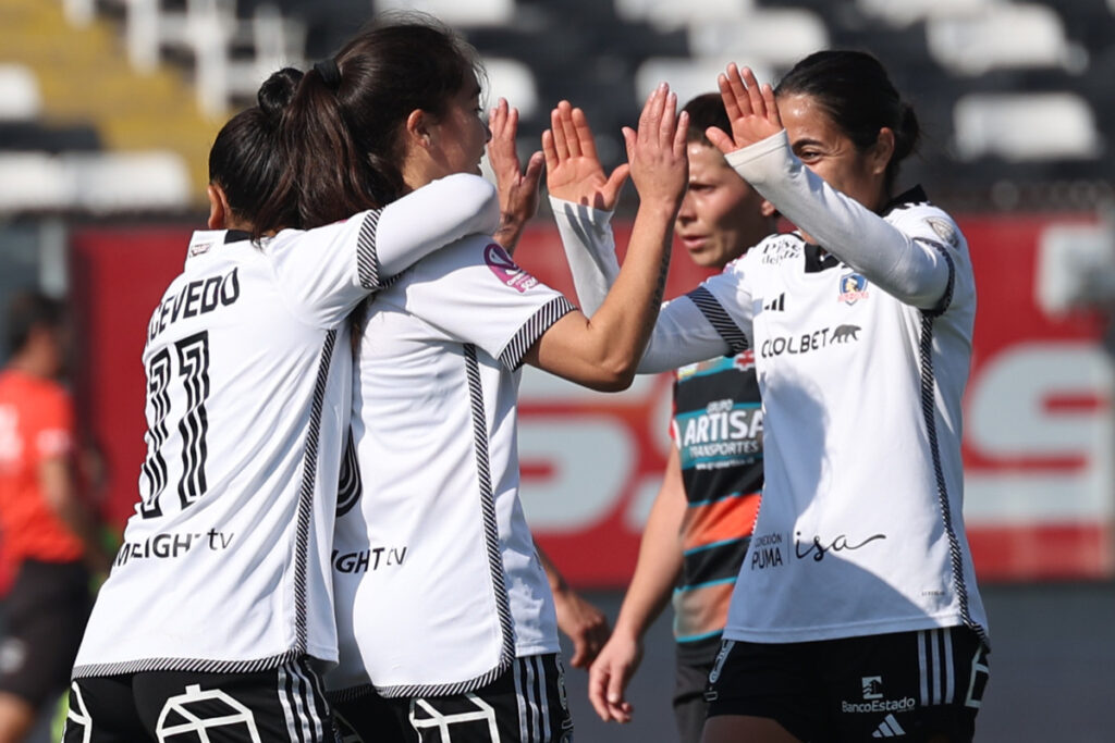 Jugadoras de Colo-Colo femenino celebrando un gol frente a Cobresal