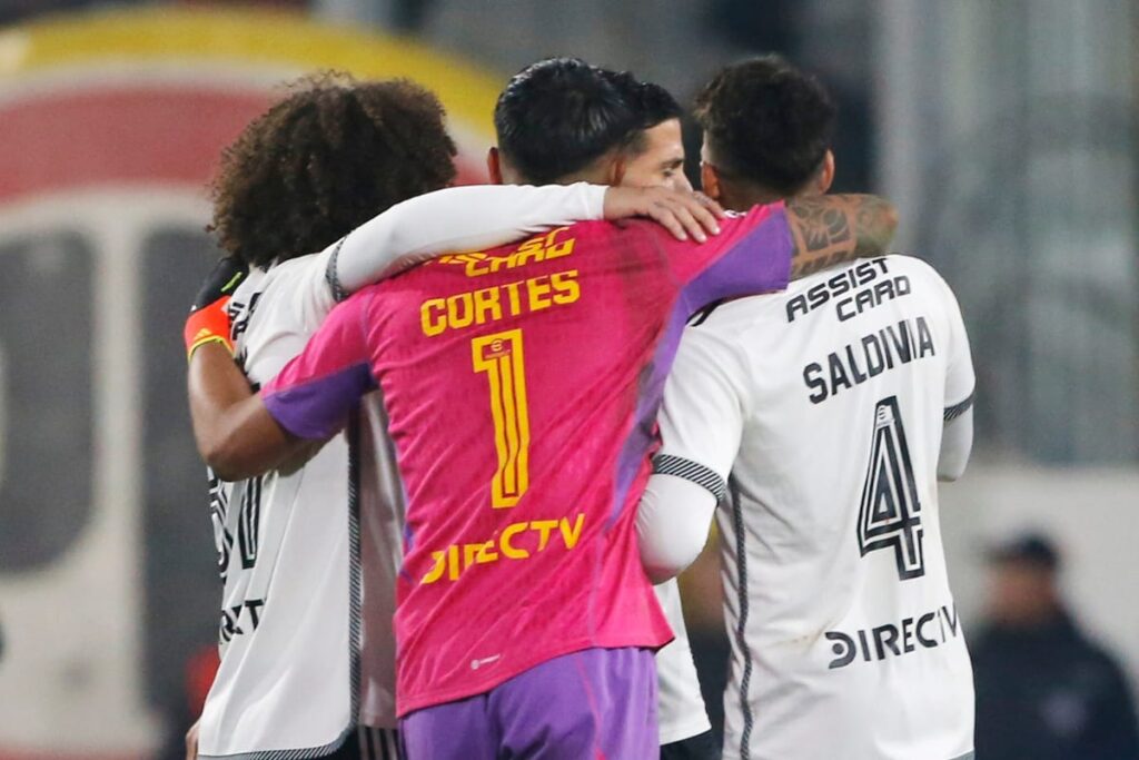 Jugadores de Colo-Colo abrazados tras un gol.