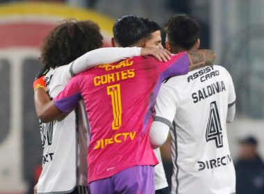 Jugadores de Colo-Colo abrazados tras un gol.